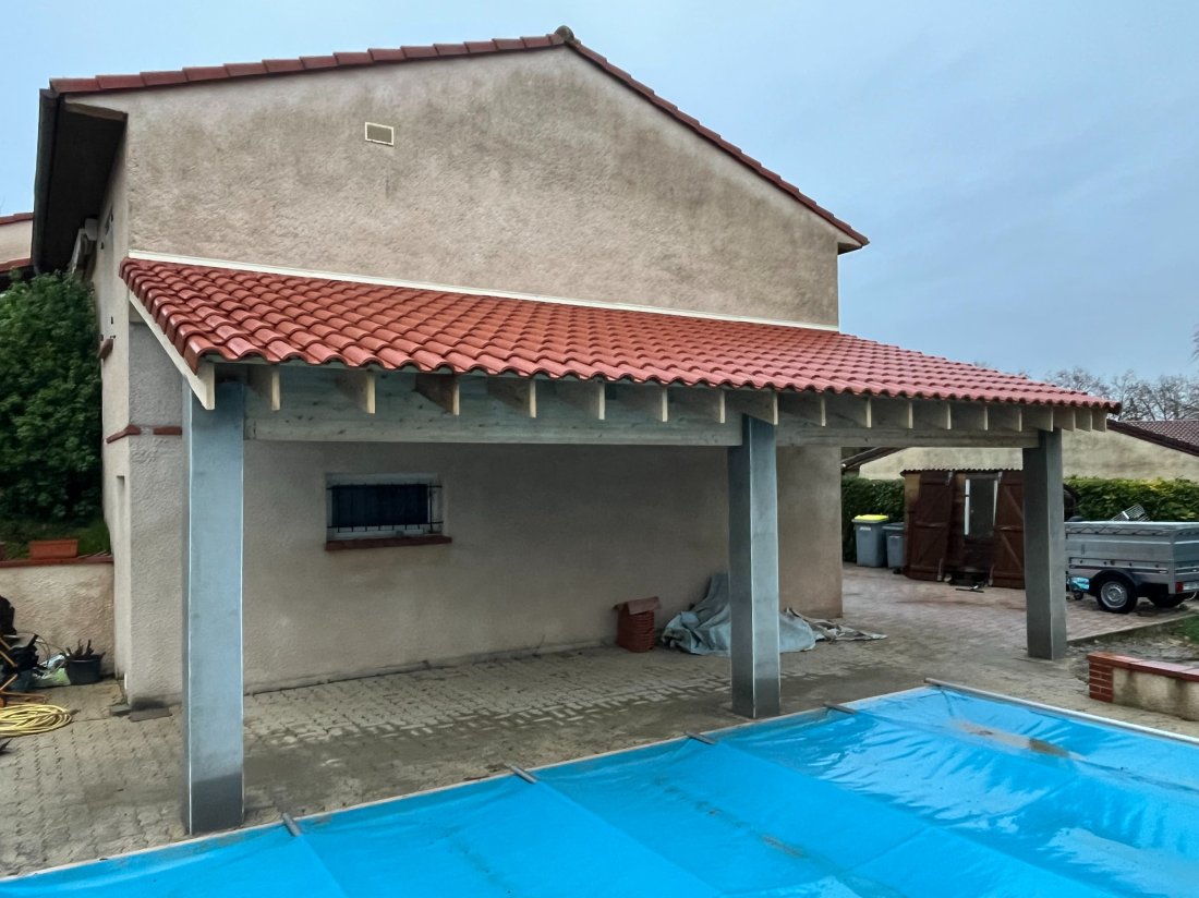Pergola piscine et plots béton à Ayguesvives