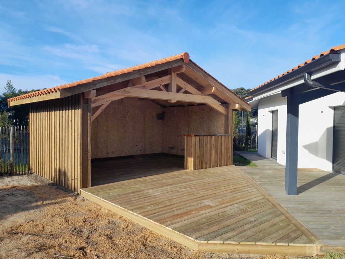 Très belle cuisine d'été de 25m2 avec bar sur-mesure et terrasse en bois de 60m2
