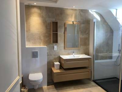 Magnifique salle de bain  aspect bois et marbre