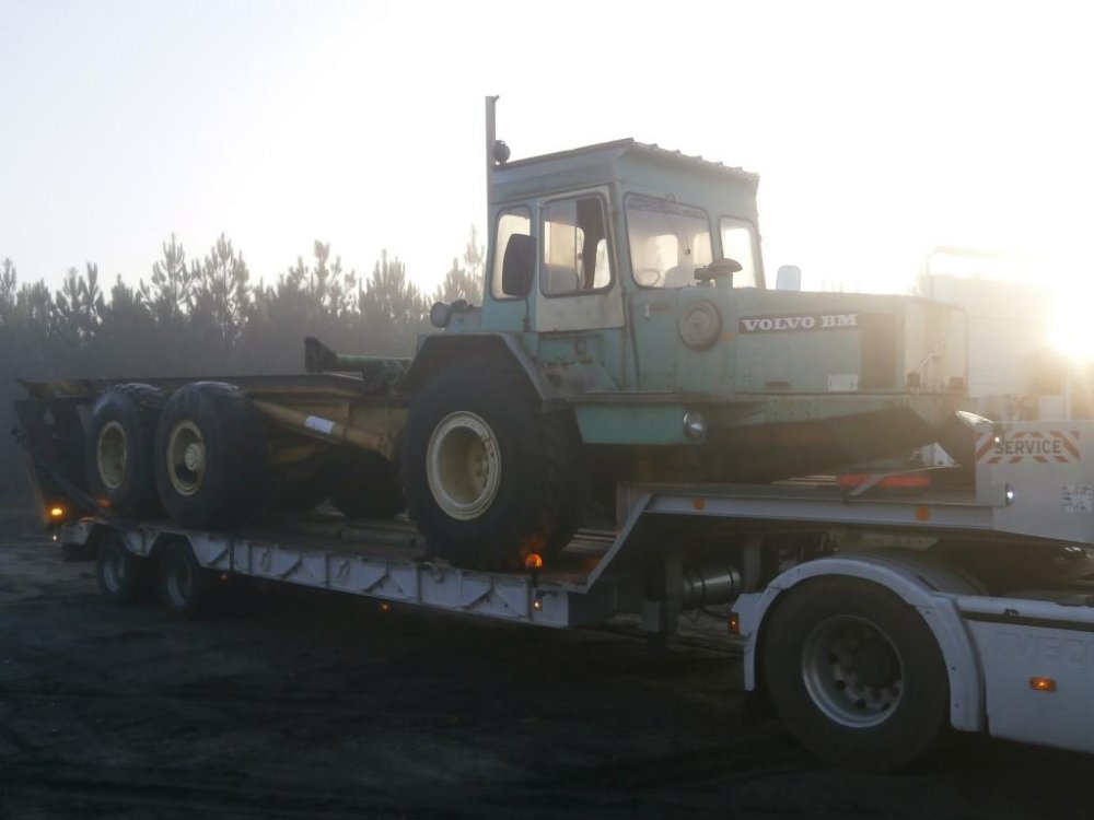 Transport d'engins en semi-remorque porte-char