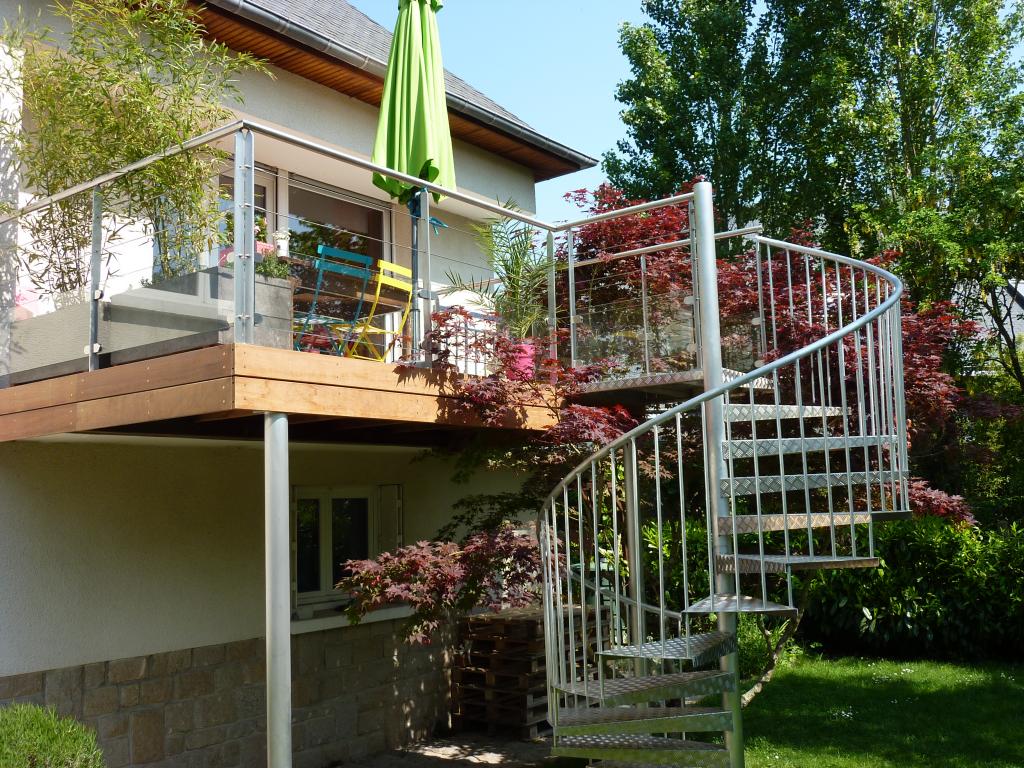 Extension de balcon sur pilotis avec escalier hélicoidal aluminium et garde-corps inox et verre.JPG