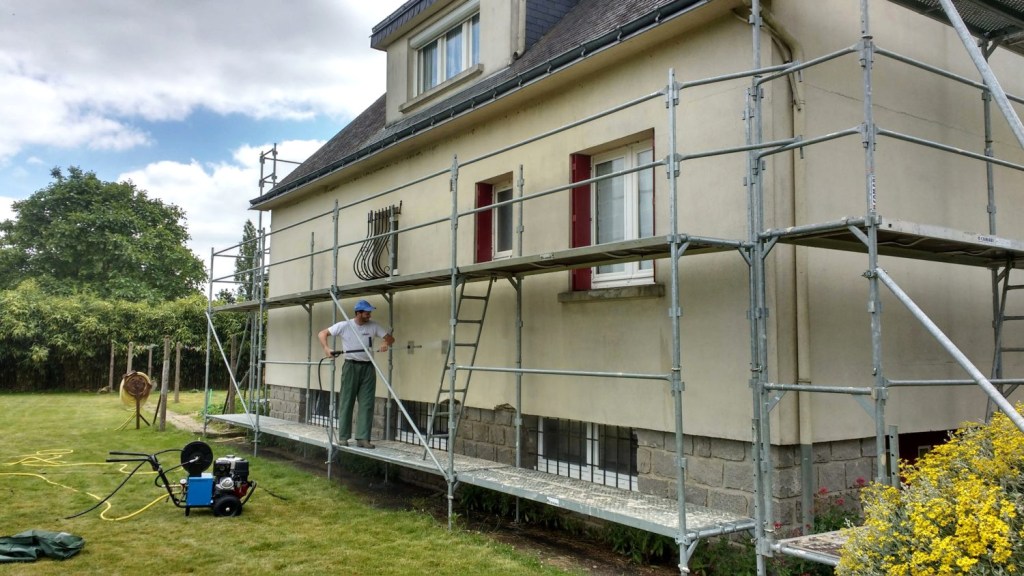 couleur-facade-maison-modern-peinture-exterieur-avec-ton-pierre-idees-et-ravalement-nettoyage-traite