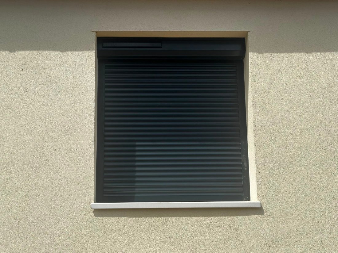 Volets roulants solaires gris 7016, isolation et confort