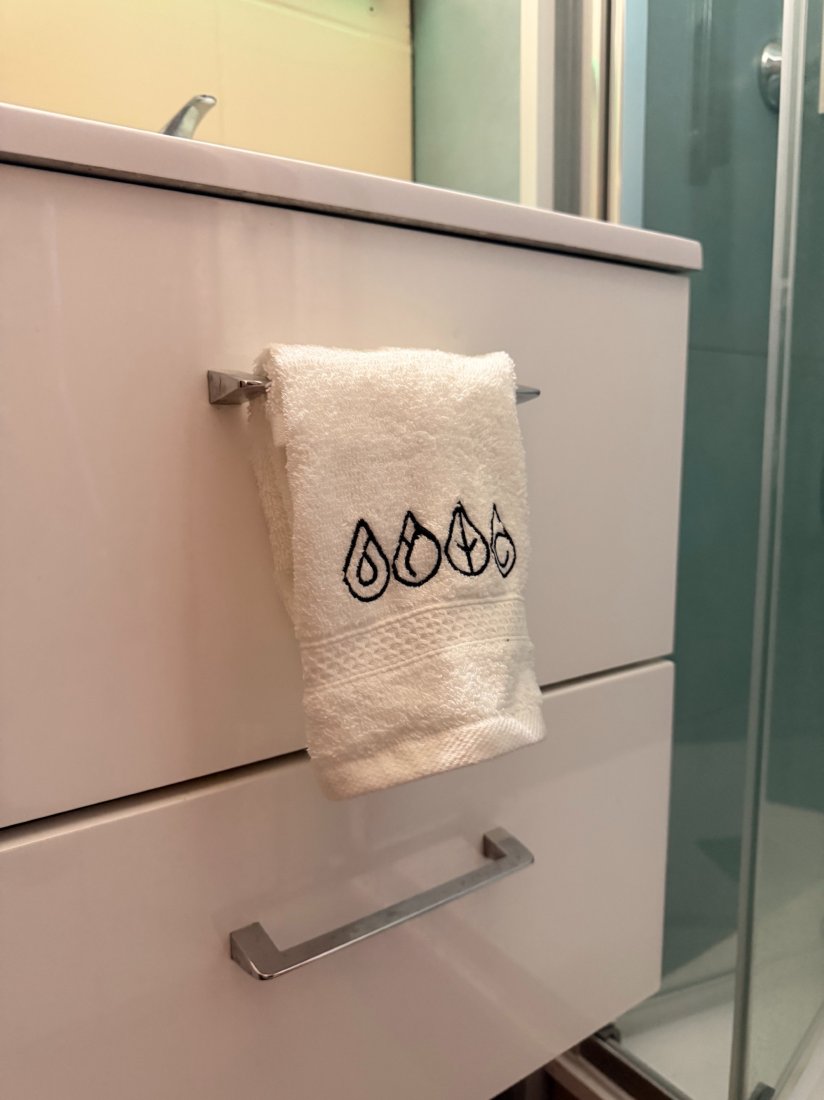 Salle d'eau rénovée : douche, miroir, sol modernisés