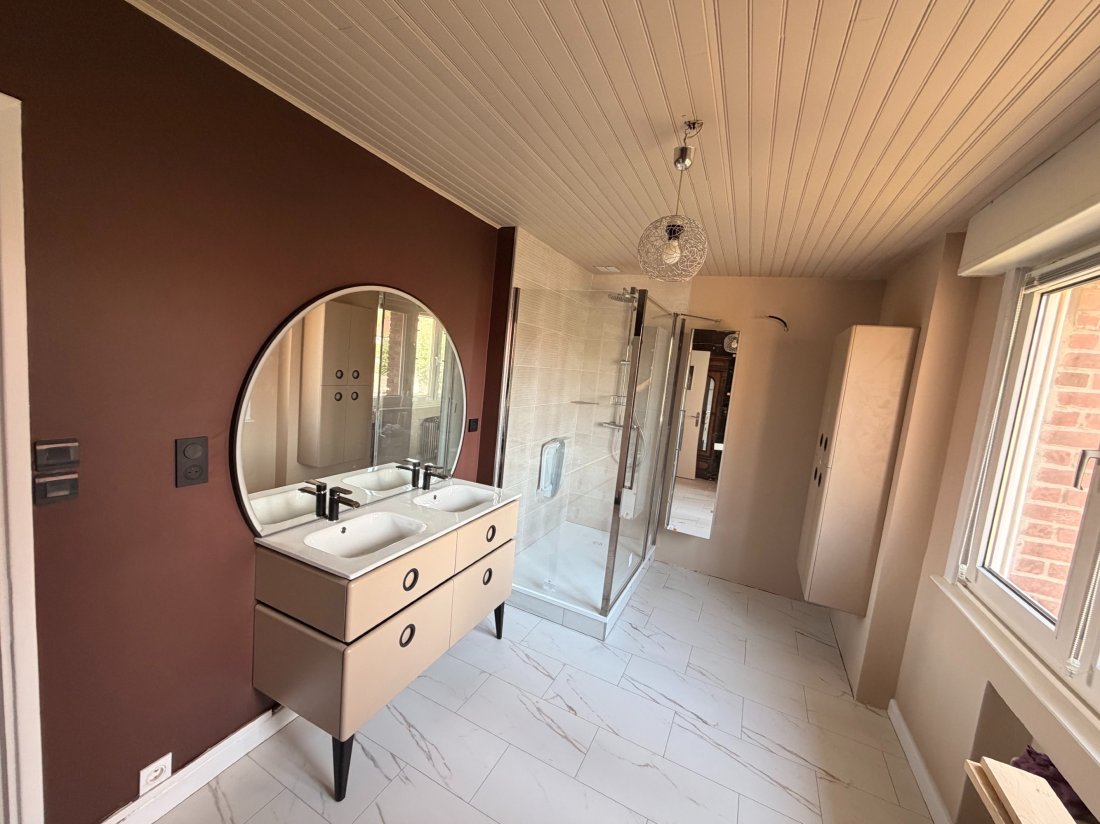 Salle de bains rénovée, douche moderne et rangements sur Dunkerque
