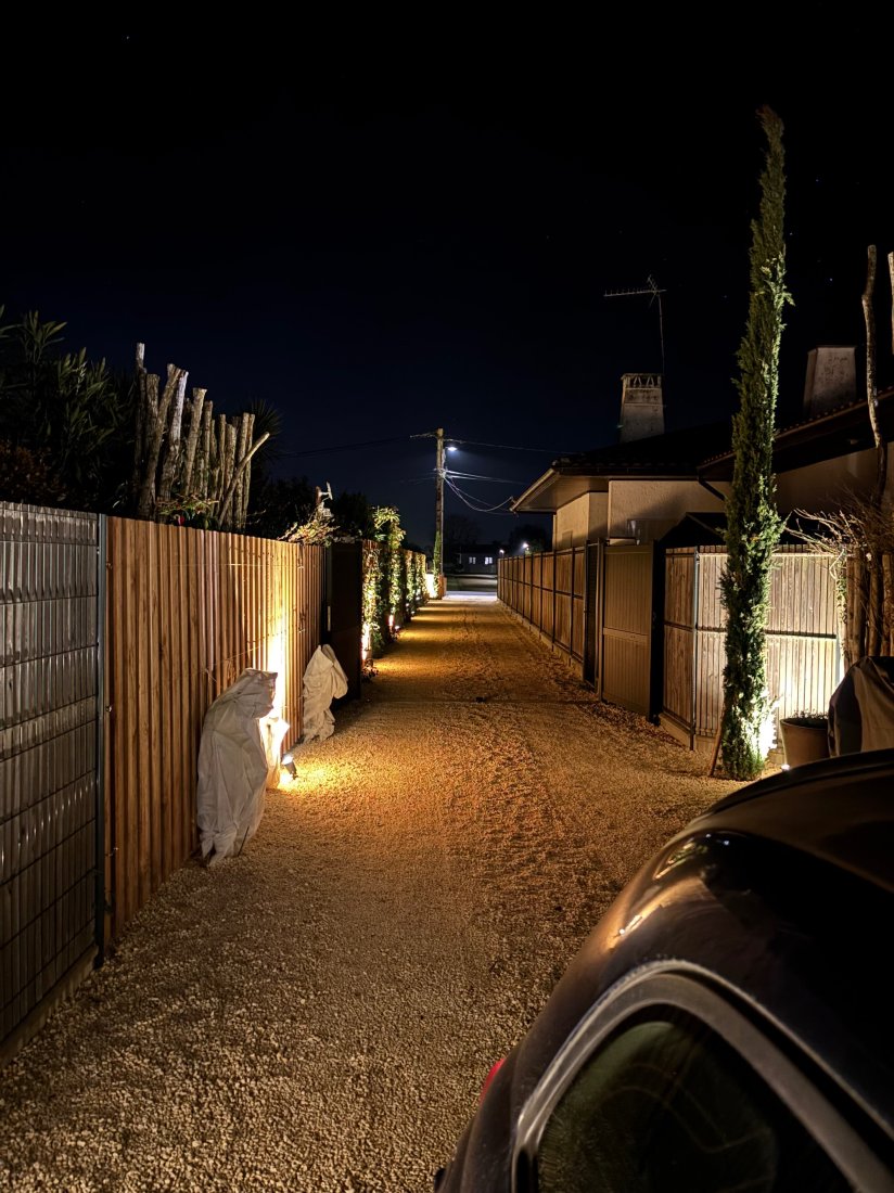 Éclairage extérieur personnalisé, jardin façade et parking