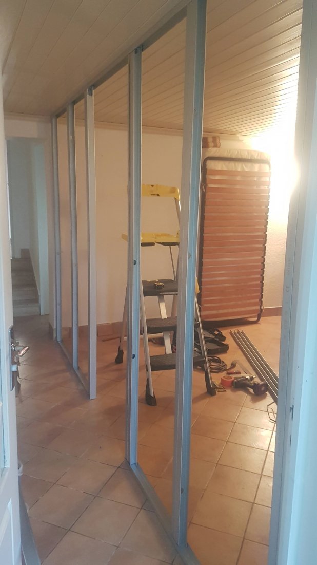 Aménagement de cloison interieur pour séparation couloir et futur chambre