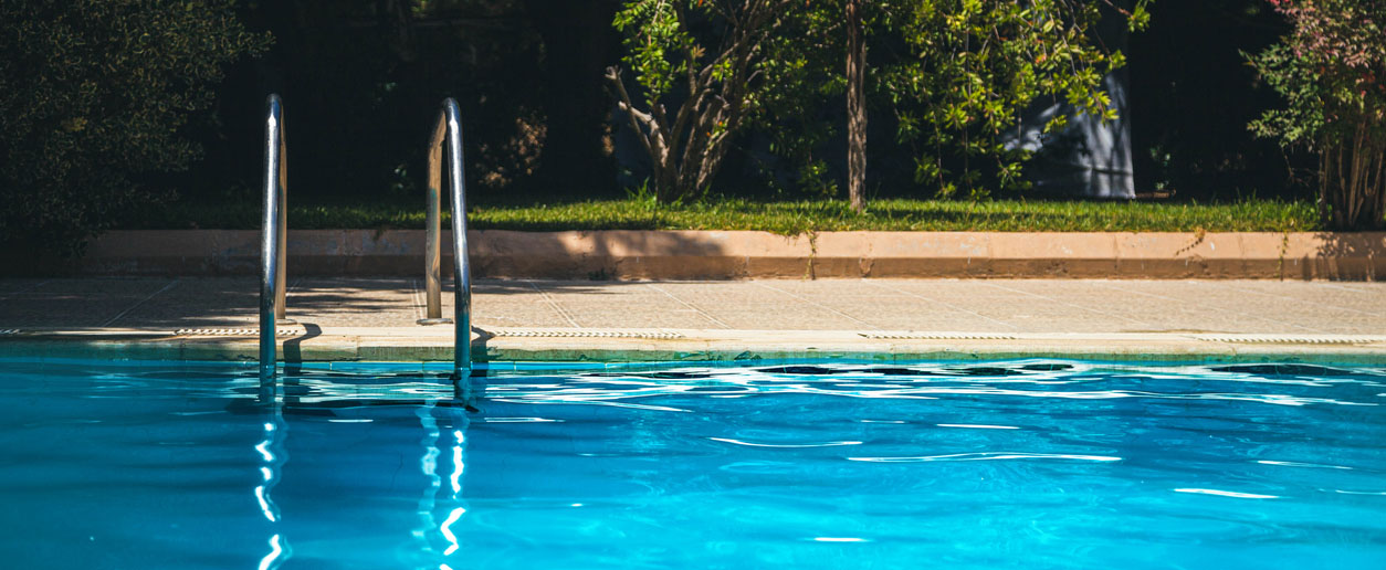 Plage de piscine : pensez à la moquette de pierre