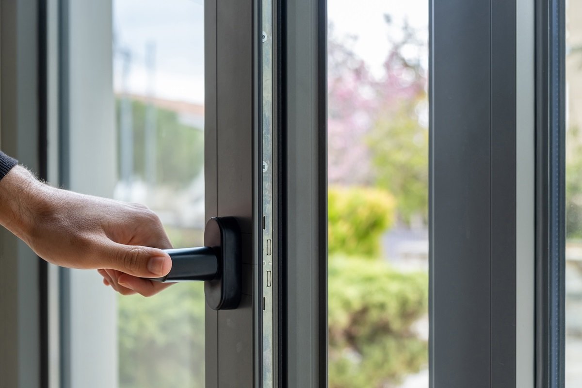 Portes-fenêtres sur mesure : choix, installation et avantages pour une maison personnalisée