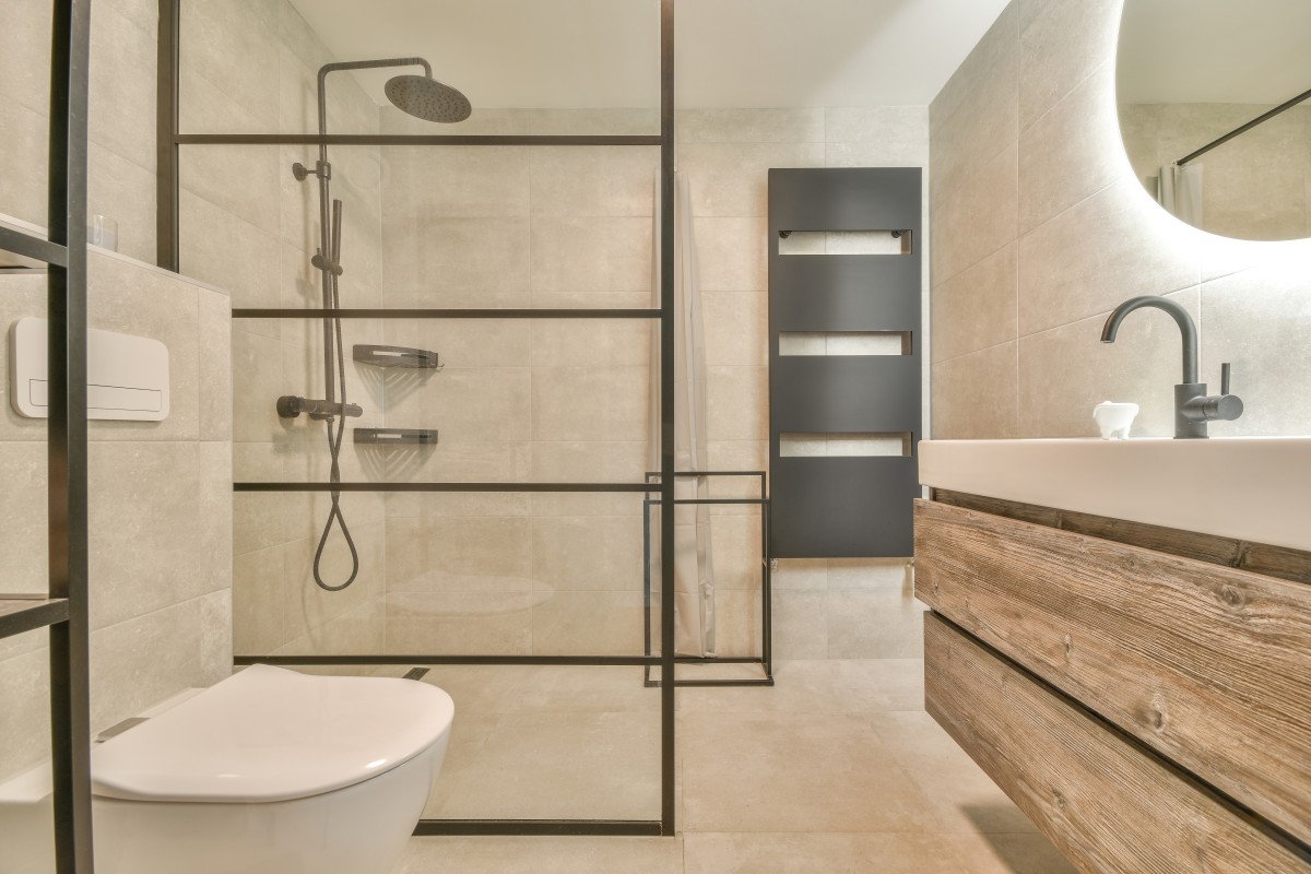 Douche à l’italienne : pourquoi faire appel à un artisan pour un aménagement sur mesure