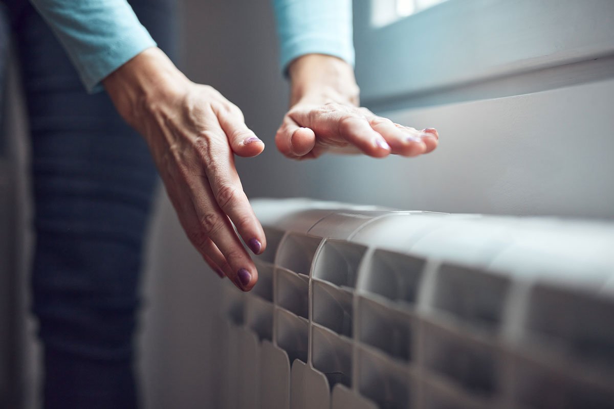 Radiateur froid en bas : 5 signes que votre circuit de chauffage est emboué